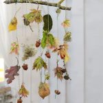 Herbstdeko Mobile mit bunten Blättern