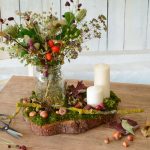 Herbstdeko Tisch mit Naturmaterialien