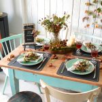 Gedeckter Tisch mit Herbst-Deko