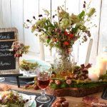 Gedeckter Tisch mit Herbst-Deko