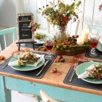 Gedeckter Tisch mit Herbst-Deko