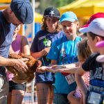 Kinder füttern das Huhn aus der Hand