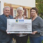 Der ATEG-BW e. V. erhält einen Scheck über 1.500 Euro