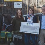 Der Kinderbauernhof am Brennlesberg e. V. erhält einen Scheck über 1.500 Euro