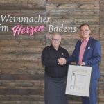 Zu seiner 40-jährigen Betriebszugehörigkeit erhält Reinhard Eisenmann eine Urkunde und ein Präsent