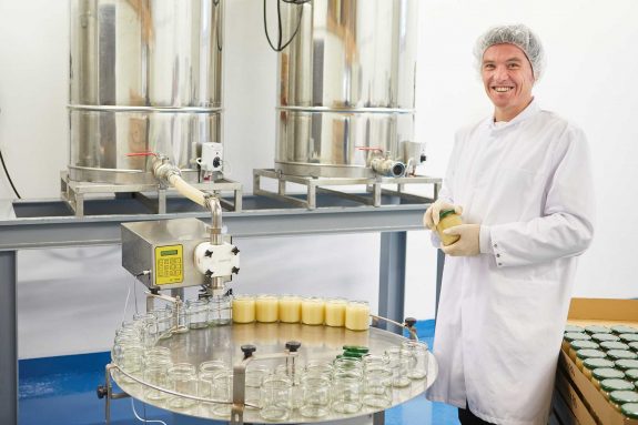 Der Honig wird in die Gläse abgefüllt