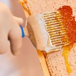 Entfernen der Wachsschicht mit spezieller Gabel