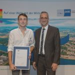 Für seine hervorragenden Leistungen im Rahmen seiner Ausbildung erhält Enrico Fix den EDEKA Südwest Förderpreis