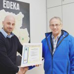 Für seine 40-jährige Betriebszugehörigkeit bei EDEKA Südwest erhielt Markus Schön eine Urkunde