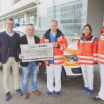 Der Karlsruher Kindernotarztwagen erhält einen Scheck über 1.500 Euro