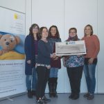 Ein symbolischer Scheck über 2.500 Euro geht an den Kinder- und Jugendhospizdienst in Reutlingen
