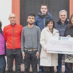Der Scheck in Höhe von 2.000 Euro kommt der Neuausstattung des Kraftraums an der Schloss-Schule Ilvesheim zugute