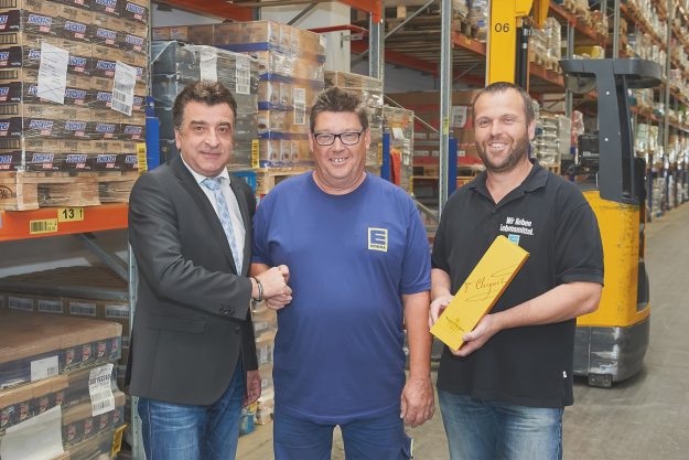 Glückwünsche an den Jubilar Anton Andre von Andreas Doll (l.), Leitung Logistik, und Thomas Lusch (r.), Schichtleitung.