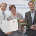 Die Mitarbeiterin Inge Stahl wurde zu ihrem besonderen Betriebsjubiläum geehrt.