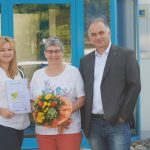 Yvonne Bieniek, Leitung Leergutrückerfassung, und Jörg Kupfer, Leitung Logistik Distribution, gratulierten der Jubilarin.