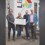 Im Rahmen der Cent-Spende übergab EDEKA-Mitarbeiterin Kathrin Jehle den symbolischen Spendenscheck an die Vertreter des LBZ St. Anton in Riegel.