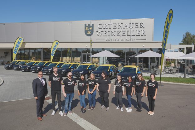 EDEKA Südwest spendiert den besten Azubis ein Auto.