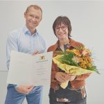 Der Geschäftsbereichsleiter Zentrale Dienstleistungen gratulierte der Jubilarin.