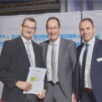Urkundenübergabe an den Jubilar Mathias Heinrich.