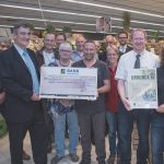 Urkunden- und Scheckübergabe an den Natur- und Vogelschutzverein Albisheim.