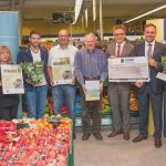 Urkunden und Scheckübergabe für das Projekt "Revitalisierung Flutmulde in den Elzwiesen".
