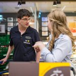 Der behinderte Mitarbeiter Marcel im Gespräch mit Azubine Tine im EDEKA-Markt.