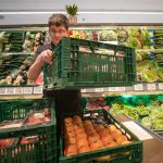 Der behinderte Mitarbeiter Marcel erkennt sofort die Lücken im Obst- und Gemüseregal des EDEKA-Marktes und füllt Ware nach.