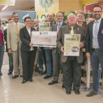 Urkunden- und Scheckübergabe an den Obst- und Gartenbauverein Neidenstein.