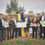Urkunden- und Scheckübergabe an den Arbeitskreis Brunnengraben Mengen.