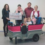 V. l.: Madeline Moog (EDEKA Südwest), überreichte den symbolischen Spendenscheck an Jessica Zimmer (Elternbeirat), Pfarrer Gerald Koch und Leiterin Irmgard Werner.