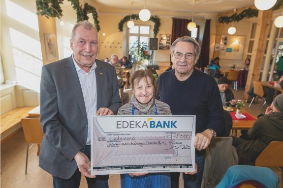 Scheckübergabe an Freiburger Essenstreff.
