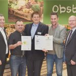 Urkundenübergabe an den Mitarbeiter Gerhard Eichel.