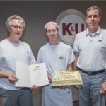 Urkundenübergabe bei der Mitarbeiter-Ehrung von Wolfgang Dreist.