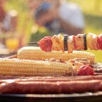 Ein bunt bestückter Grillrost mit Fleisch- und Gemüse gehört zu einer guten Grillparty dazu!