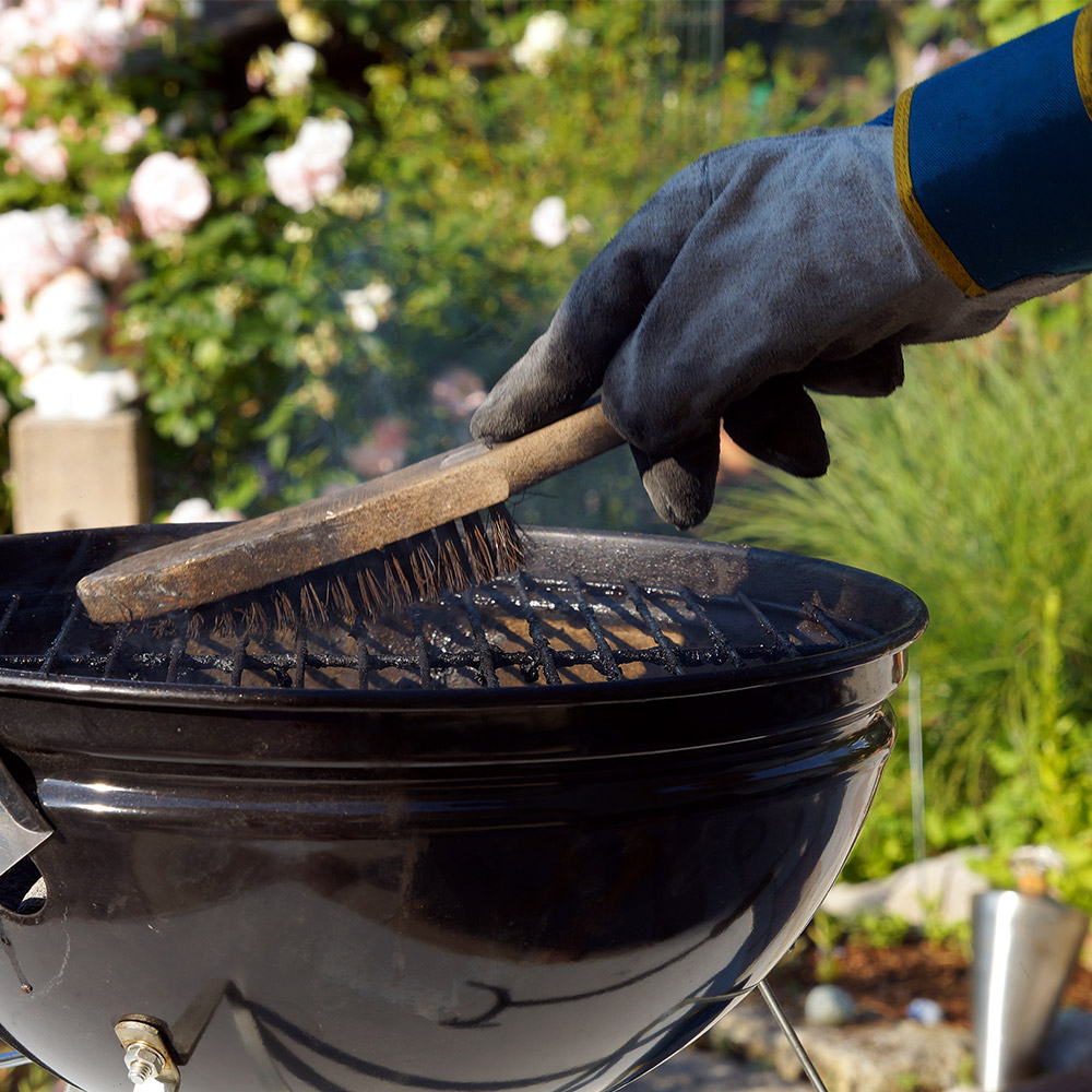 Bei der Grillrost-Reinigung sollte man chemische Mittel vermeiden. Denn sonst hilft auch die beste Drahtbürste nichts!