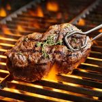 Saftiges Steak in Bio-Qualität auf dem heißen Grillrost