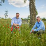 Die Imker Martin Schweizer und Manfred Kraft auf der Wiese