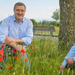 Die Imker Martin Schweizer und Manfred Kraft auf der Wiese