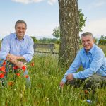 Die Imker Martin Schweizer und Manfred Kraft auf der Wiese