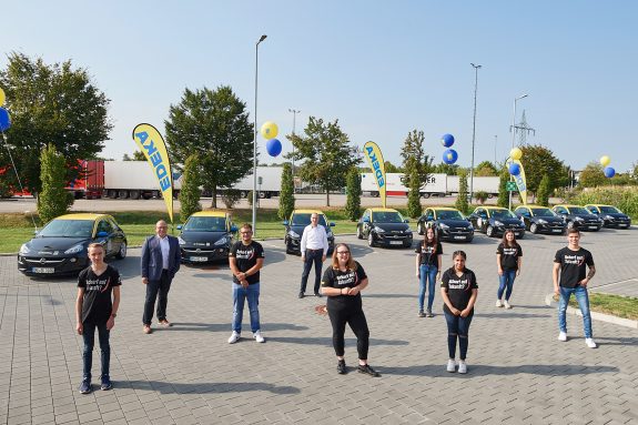 Die glücklichen Azubis von EDEKA Südwest bei der Übergabe der Autoschlüssel.