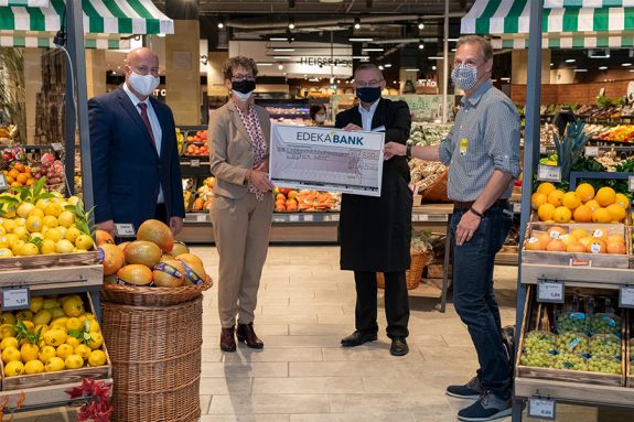 Der Europaabgeordnete Norbert Lins (3.v.l.) überreichte gemeinsam mit dem Hausherrn Ralf Dörflinger (r.) und EDEKA Südwest-Geschäftsführer Jürgen Mäder (l.) einen Spendenscheck für das „Ulmer Nest“ an Iris Mann (2.v.l.), Bürgermeisterin der Stadt Ulm.